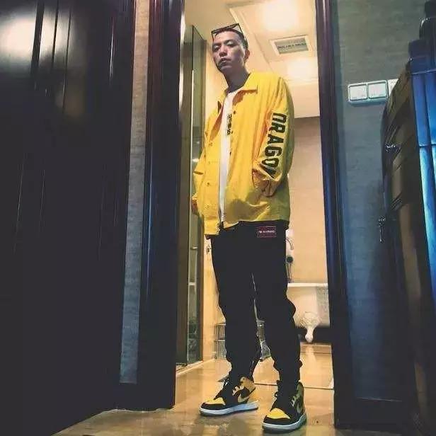 女生最新衣服,女生最新衣服,时尚潮流的演变与地位