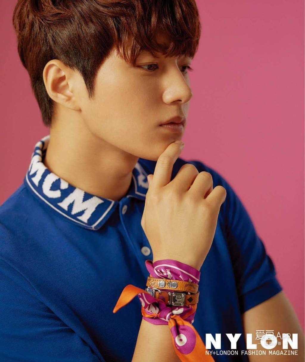 金明洙最新阳光帅气图片,魅力四溢的时尚风采!