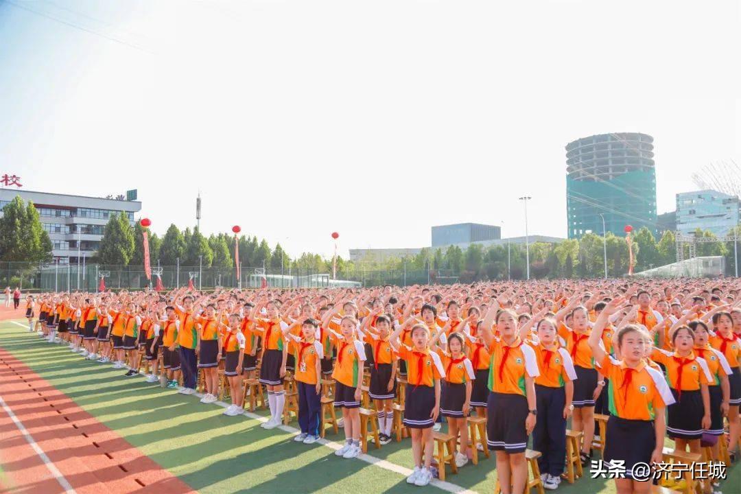 最新发色2024图片，彩虹发色的时尚魅力展现