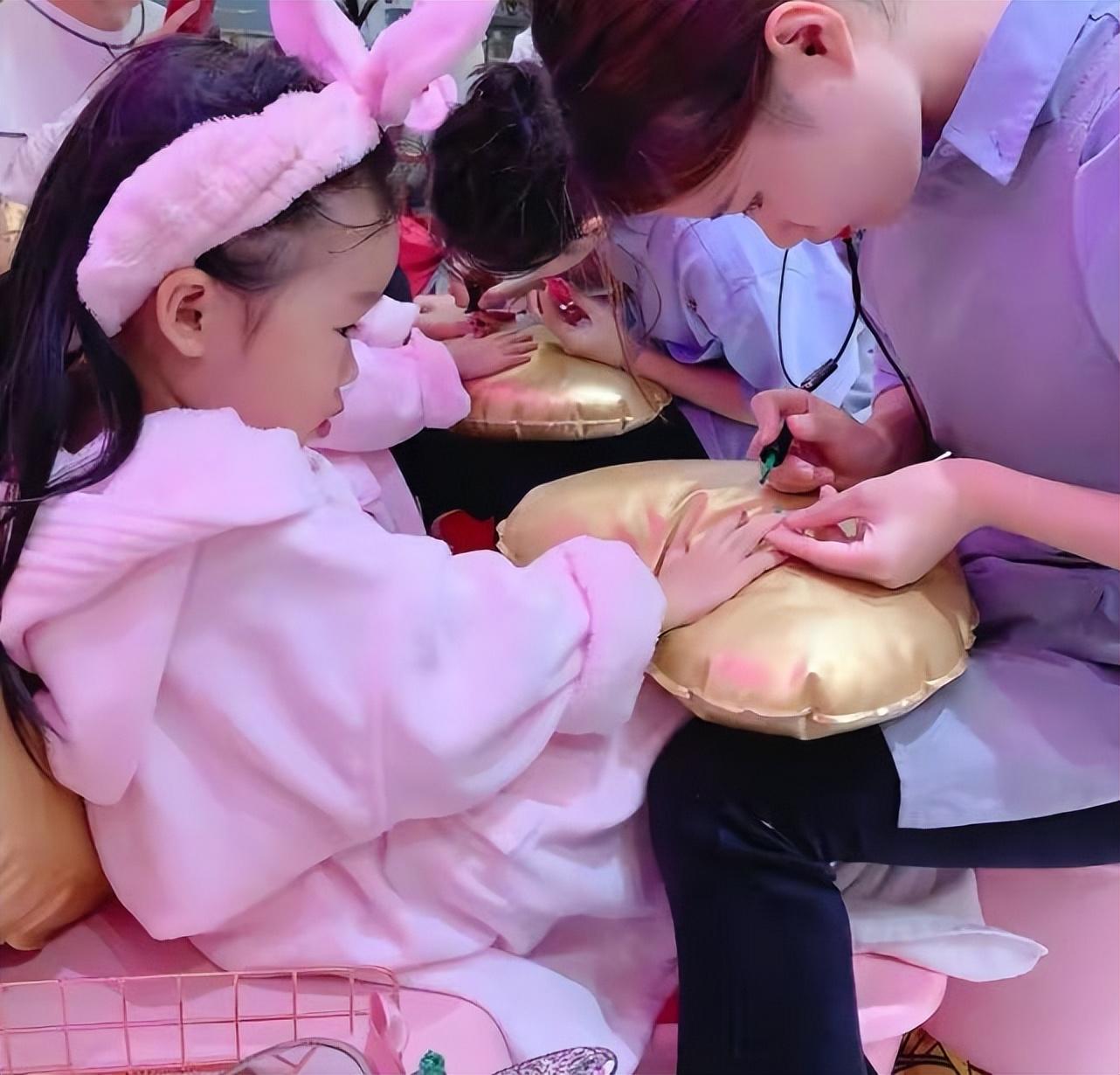 最新时尚美甲,爱的色彩与日常陪伴的时尚魅力