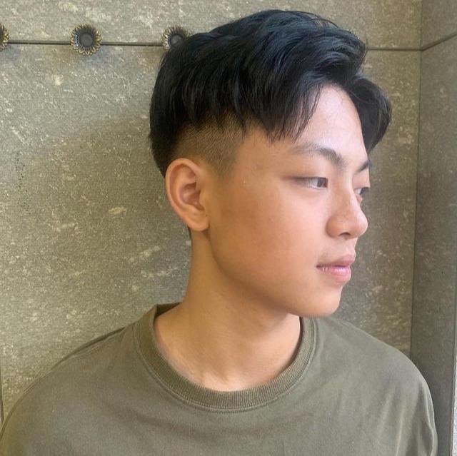 男士发型新潮流，两边掏空设计的时尚变迁与潮流地位探究