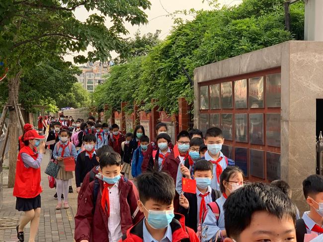 郑州小学最新通知背后的暖心故事揭秘